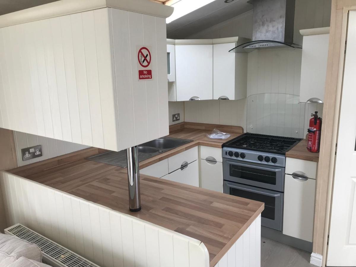 Hot Tub Accommodation North Wales Caravan Rhyl Exterior photo