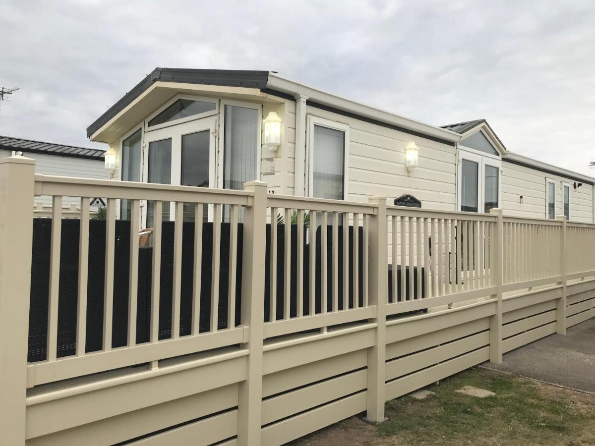 Hot Tub Accommodation North Wales Caravan Rhyl Exterior photo