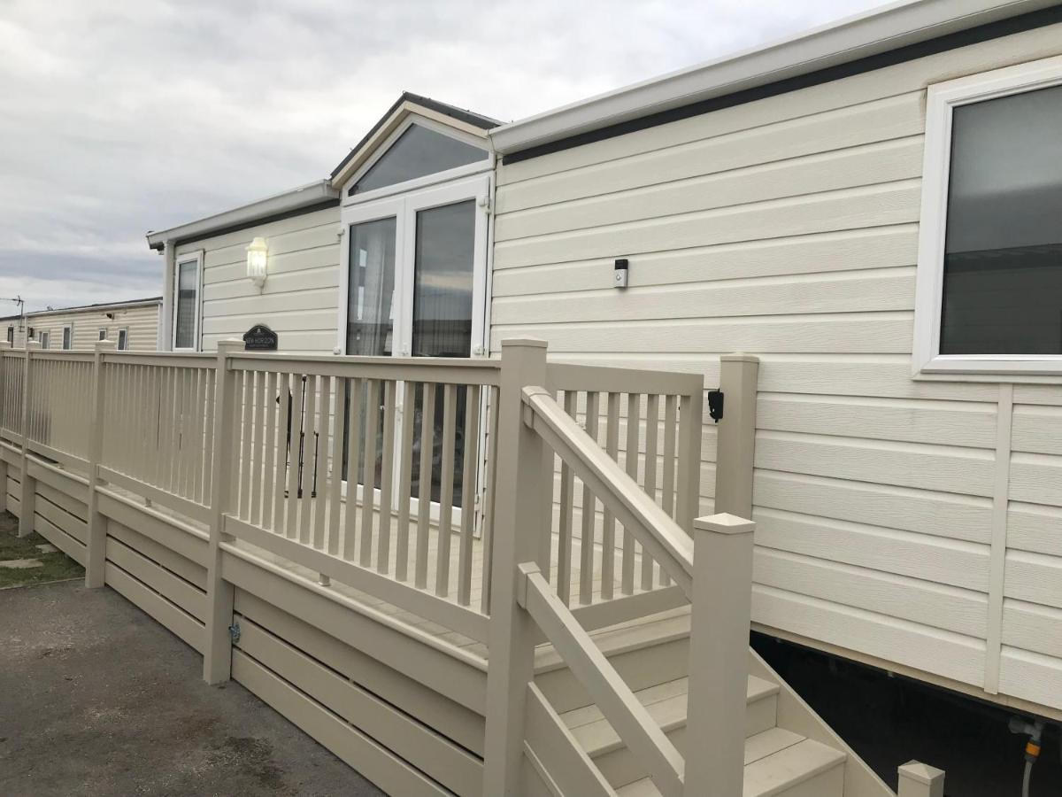 Hot Tub Accommodation North Wales Caravan Rhyl Exterior photo