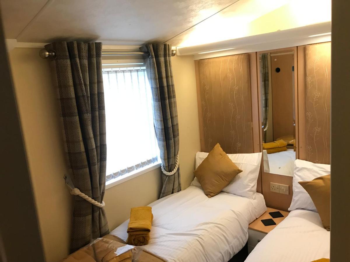 Hot Tub Accommodation North Wales Caravan Rhyl Exterior photo